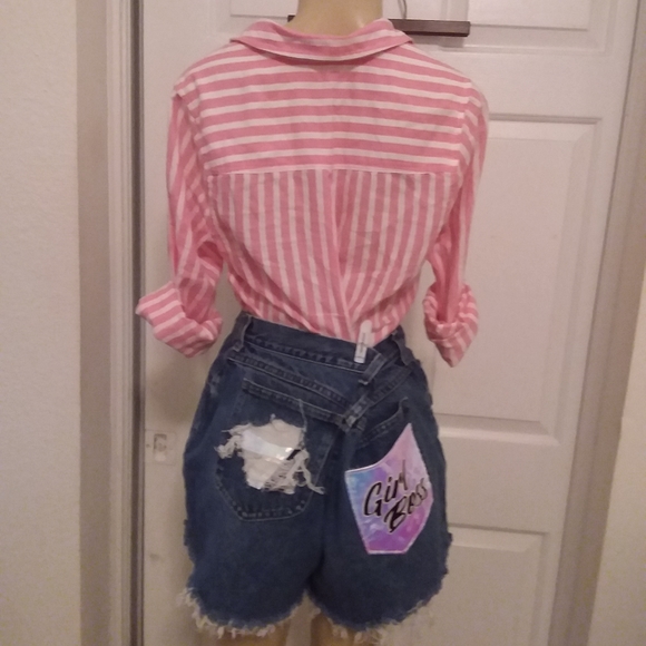 Distressed shorts with white patche - Picture 3 of 9